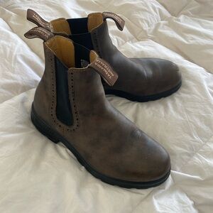 Like new Blundstone dark olive boots! Mens 5, Women’s 7.5!